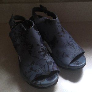 BUSSOLA LAURA BLUE AND BLACK FLORAL /BUTTERFLY SLIP ON SANDAL-SIZE 6 1/2-NEW